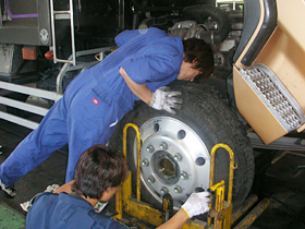 車修理･メンテナンスは国家資格整備士が担当